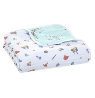 embc10009hp_1_aden-classic-muslin-blanket-hogwarts.jpg